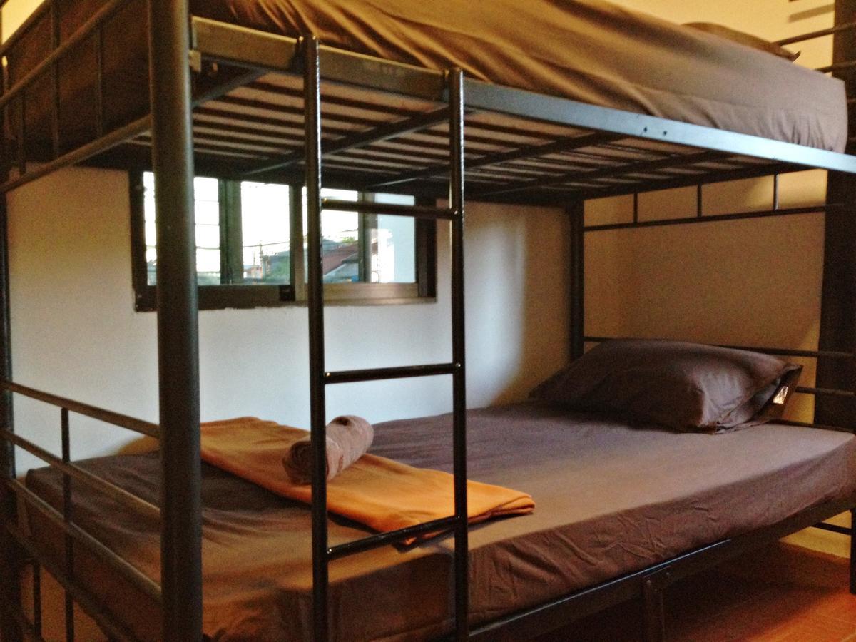 White Rabbit Hostel Baan Khai Buitenkant foto