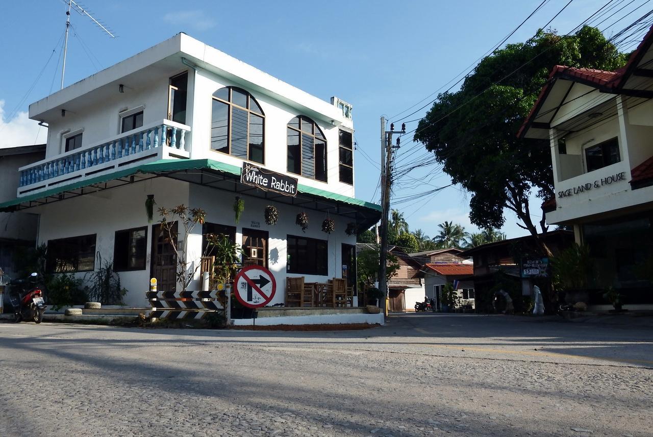 White Rabbit Hostel Baan Khai Buitenkant foto