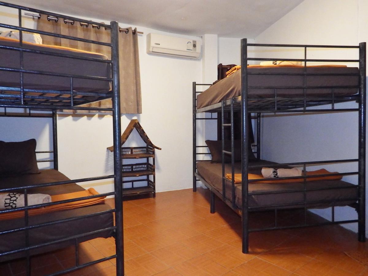 White Rabbit Hostel Baan Khai Buitenkant foto