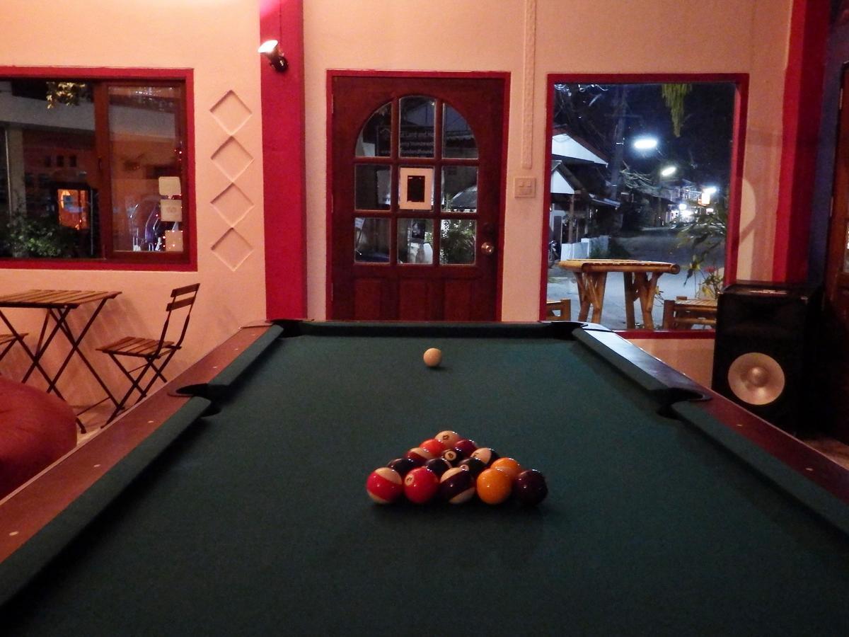White Rabbit Hostel Baan Khai Buitenkant foto