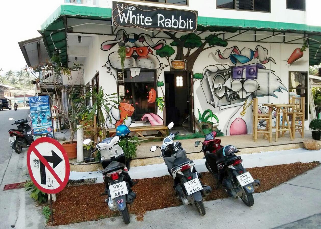White Rabbit Hostel Baan Khai Buitenkant foto