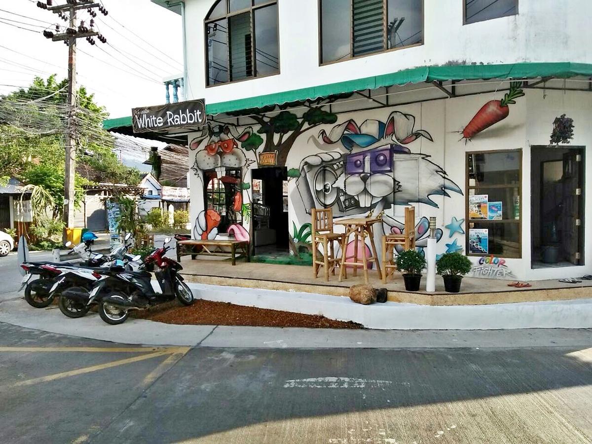 White Rabbit Hostel Baan Khai Buitenkant foto