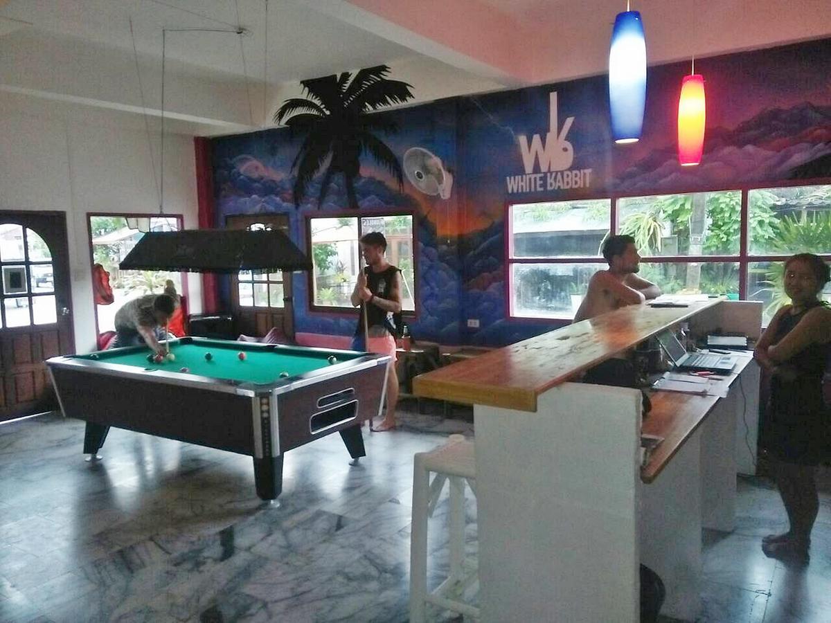 White Rabbit Hostel Baan Khai Buitenkant foto