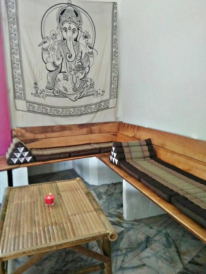 White Rabbit Hostel Baan Khai Buitenkant foto