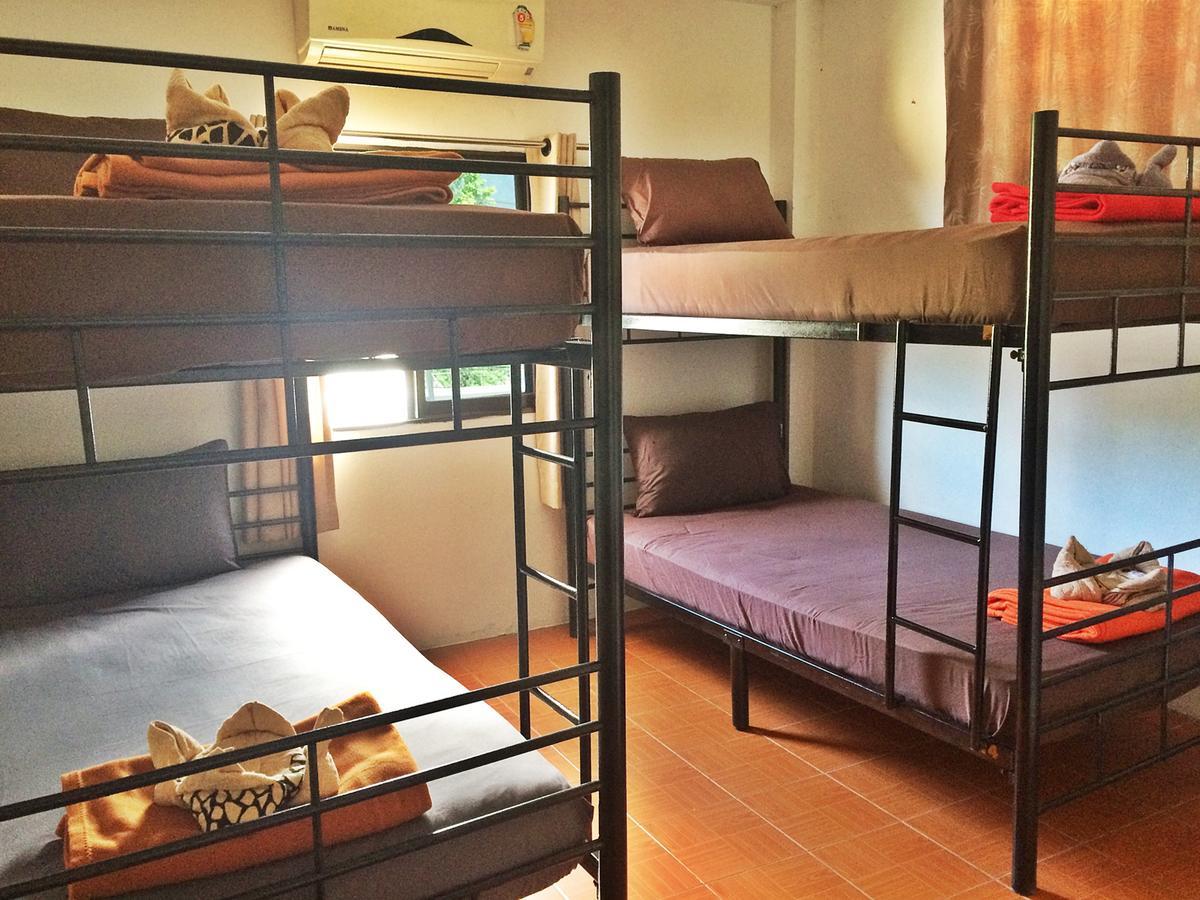 White Rabbit Hostel Baan Khai Buitenkant foto